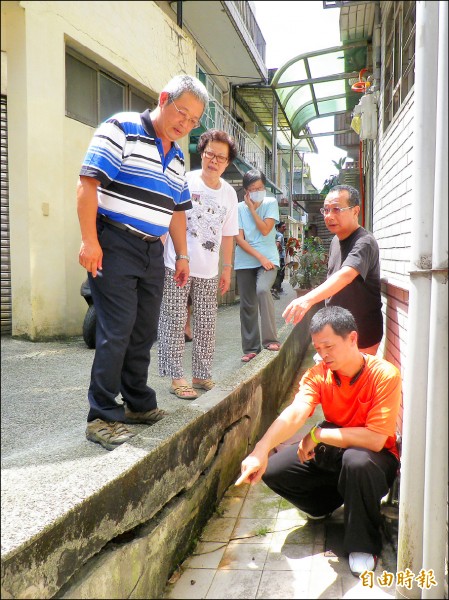 義六路42號前路基龜裂，疑山水流竄、地基淘空。（記者盧賢秀攝）