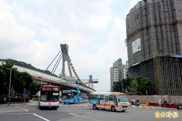 台北藝術中心提供車位與容納人數不成正比，即便位於捷運劍潭站旁，市議員仍擔憂當地文林路及基河路恐交通打結。（記者郭逸攝）