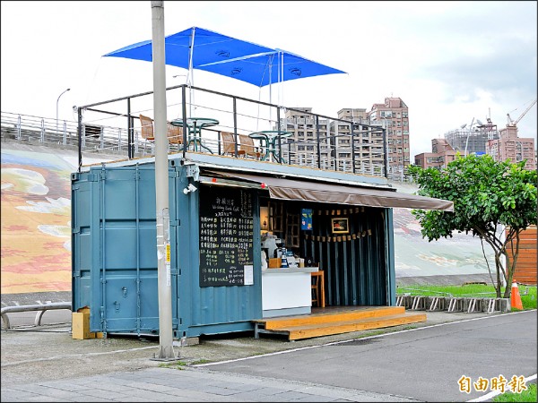 忠孝碼頭岸邊開設河岸咖啡館，供民眾休憩。（記者賴筱桐攝）