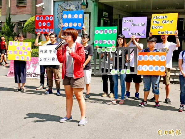 輔大學生會長廖郁雯（前）以曾住在女生宿舍三年的經驗，訴求午夜門禁、晚點名制度應該取消，並以絕食方式嚴正表達立場，若訴求仍未獲明確回應，一天將增加一名絕食者。（記者李雅雯攝）
