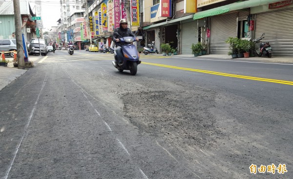 天氣太熱！台南有柏油路面被曬到軟化，有機車騎士經過時沒注意路況最後摔車跌倒，而由於他用雙手撐住身體，最後竟然是被柏油路燙傷送醫。（資料照，記者陳建志攝）圖為示意圖，非事故路段。