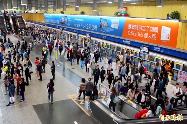 今下午1點24分左右地牛翻身，台北市區至少4級，台北捷運公司依照標準作業程序（SOP），全線慢速行駛。（資料照，記者郭逸攝）