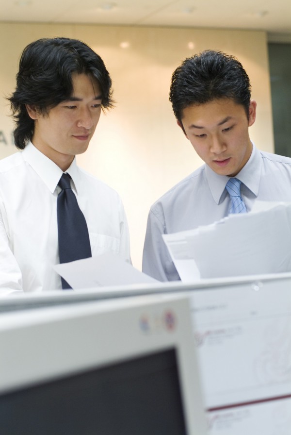 勞動部今天公布104年7月職業類別薪資調查統計結果，其中外界關心的職場新鮮人起薪平均為2萬6230元，較103年上升2.33%，成長率為近10年最高。（情境照）