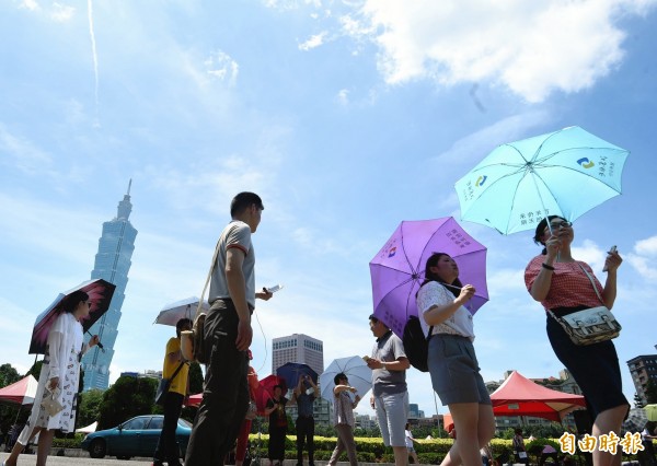 明天（6月1日）天氣與今天（31日）相似，各地多為晴到多雲，全台飆高溫。（資料照，記者方賓照攝）