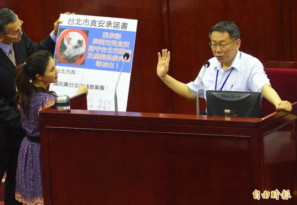 台北市長柯文哲31日在議會答詢時表示，美豬已是政治問題，並拒簽市議員王欣儀的食安承諾書。（記者張嘉明攝）