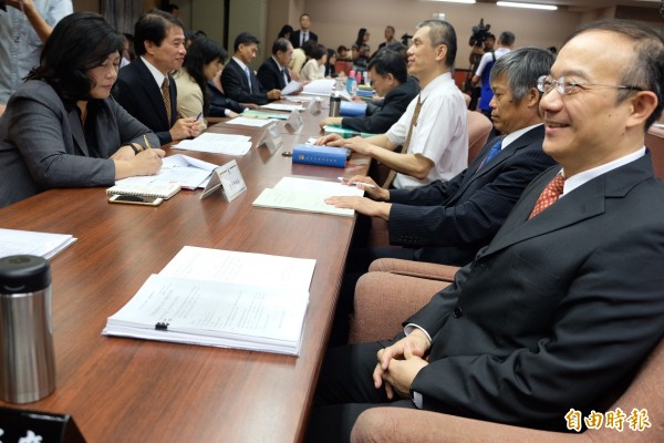 立院交通委员会今天审查通传会新任委员,右为现任主委石世豪,左为新任主委提名人詹婷怡。(记者陈炳宏摄) 立院交通委员会今天审查通传会新任委员,右为现任主委石世豪,左为新任主委提名人詹婷怡。(记者陈炳宏摄)