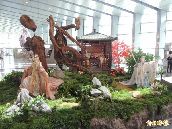 董陽孜書法加上霹靂布袋戲的書法雕塑裝置藝術，正在高鐵雲林站展出。（記者廖淑玲攝）
