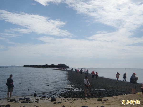 澎湖摩西分海遊程，傳出遊客撿拾珊瑚礁觸法情事。（記者劉禹慶攝）