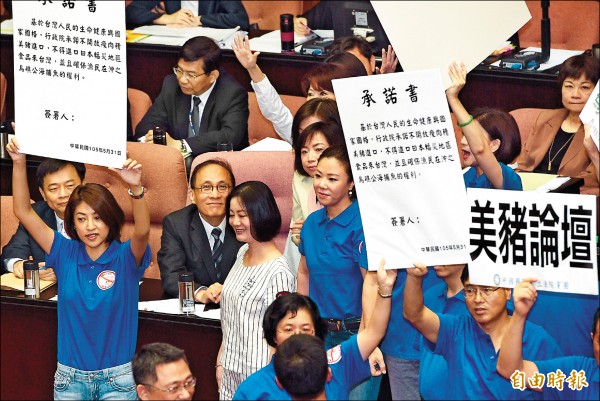 行政院長林全昨原本要到立法院進行施政方針報告，因遭國民黨團杯葛而無法上台，他送抵立院的書面口頭報告，強調以三個「五大計畫」為綱領，從經濟、社會與政治面，解決台灣現階段問題。（記者羅沛德攝）