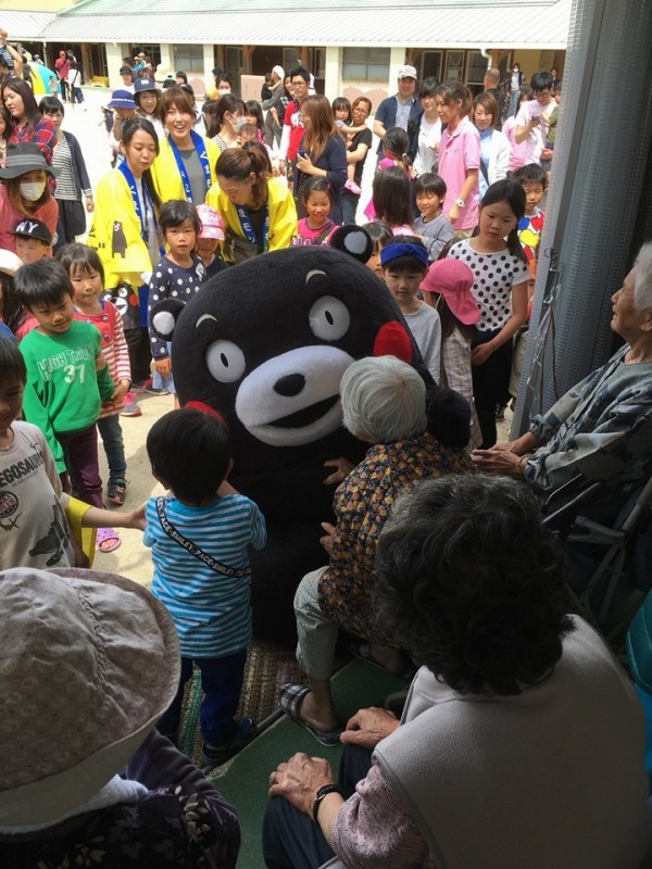 熊本地震後，熊本熊的臉書與推特再次更新，放上5月5日在災區慰問老人家與小朋友同樂的畫面。（圖擷自熊本熊臉書）