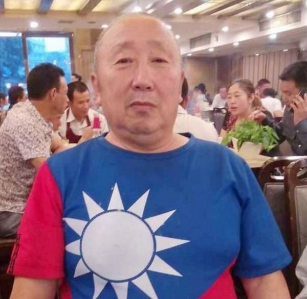 中國重慶一名現年67歲的爺爺韓良，近年來在重慶各地講述歷史、民主等，並身穿中華民國的國旗裝，時常遭中國當局逮捕、制止。（圖擷取自《民生觀察》）