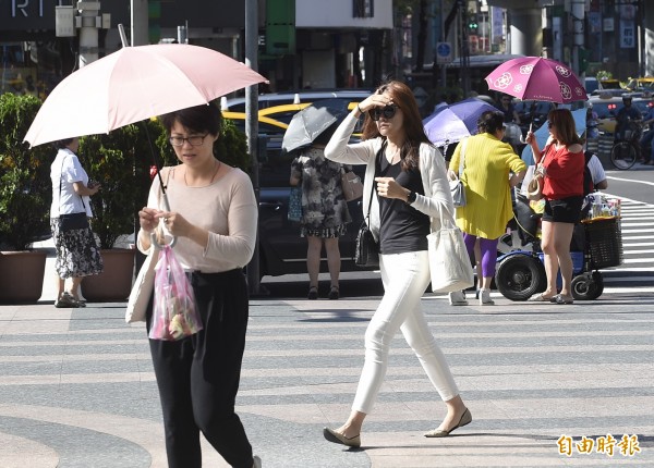 連日來的高溫，讓不少民眾都快受不了了。（記者陳志曲攝）