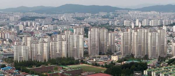 韓國一名學生從一棟20層樓公寓跳樓自殺，壓死一名正與妻小結伴路過的無辜男子。圖為光州市區，與新聞事件無關。（歐新社）