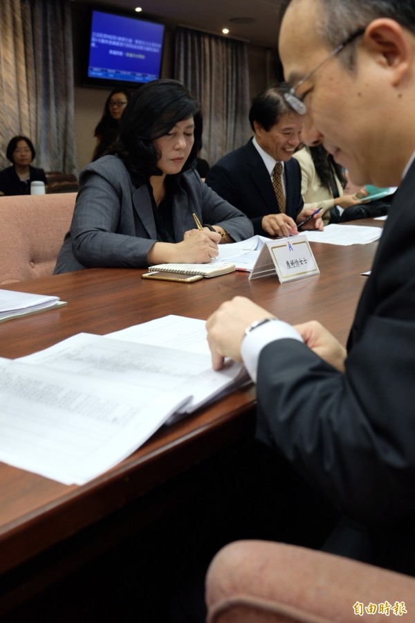 立院交通委员会今天审查通传会新任委员,右为现任主委石世豪,左为新任主委提名人詹婷怡。(记者陈炳宏摄) 立院交通委员会今天审查通传会新任委员,右为现任主委石世豪,左为新任主委提名人詹婷怡。(记者陈炳宏摄)