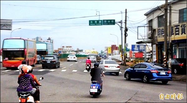 從縣道一五九線（照片右側）右轉往北港大橋車輛，容易與台十九線（照片下方）的直行車輛爭道。（記者林宜樟攝）