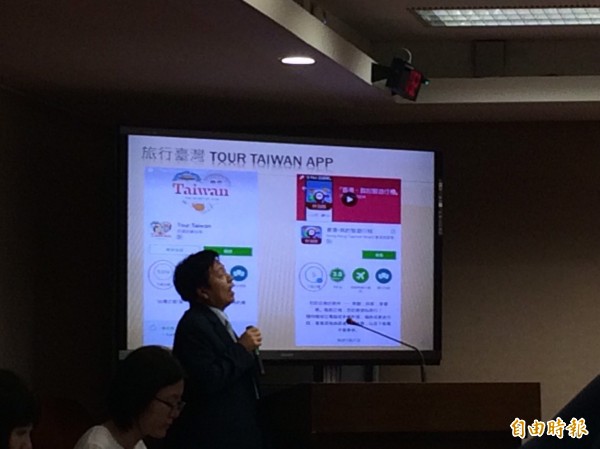 立委鄭寶清質疑台灣觀光局推出的APP效用都不高。（記者甘芝萁攝）