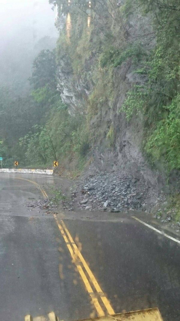 蘇花公路武塔附近落石坍方，雙向道路封閉。（圖為南澳工務段提供）