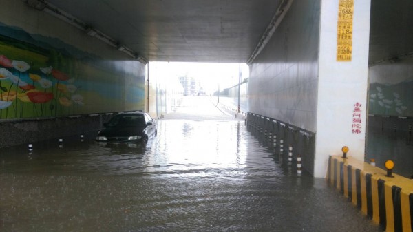 今天近午新竹縣下起豪大雨，湖口鄉中山路與東成街地下道因打雷跳電，抽水系統無法運作，一度積水，並造成一輛汽車拋錨，所幸無人受困。（新竹縣消防局提供）