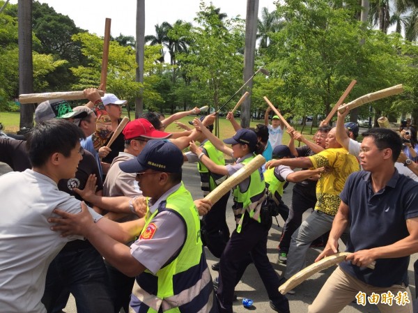 屏縣快打部隊演練，員警到場後將雙方分隔（記者葉永騫攝）