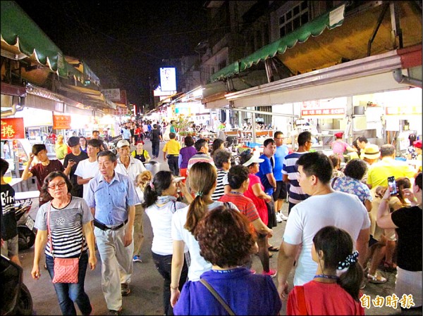 屏東市民族夜市假日徒步區實施半個月來，大部分民眾都說讚。
（記者葉永騫攝）
