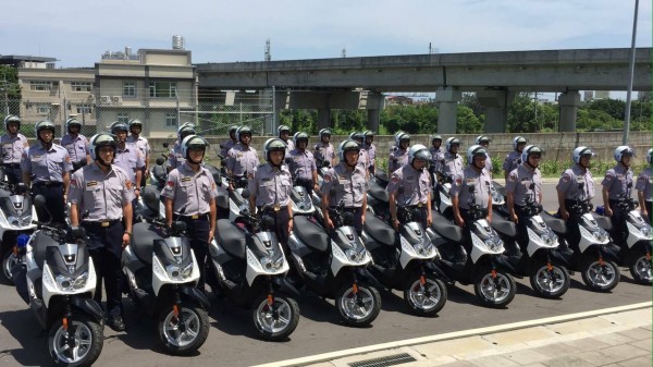 警察與新車一字排開合影，場面相當有氣勢。（圖截取自PTT）