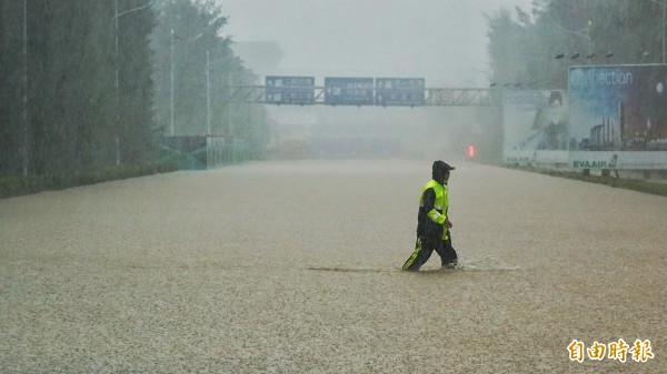 桃機進場地下道淹水無法通行。（記者朱沛雄攝）