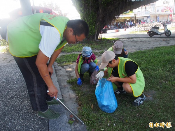 牧心庇護工場的憨兒員工們在下班後，相約到台東市海濱公園淨灘。（記者王秀亭攝）