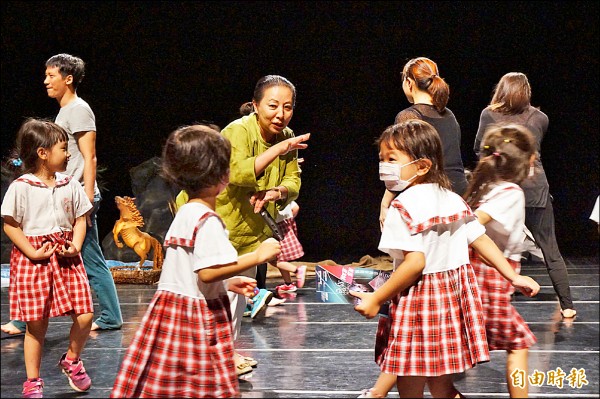 縣長張花冠扮演「山妖」逗幼兒園學童。（記者曾迺強攝）