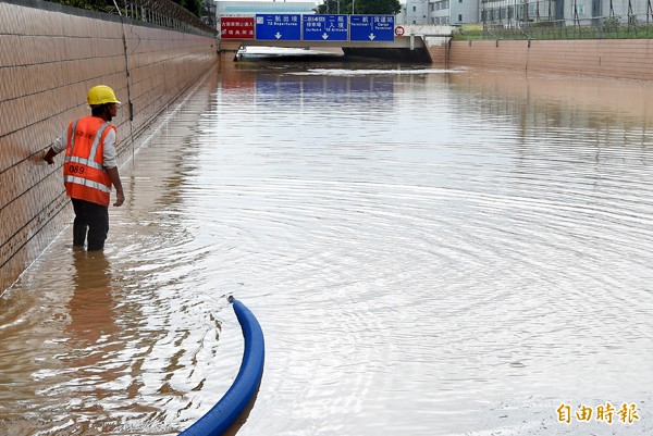 桃園機場進場車行地下道淹水。（記者朱沛雄攝）