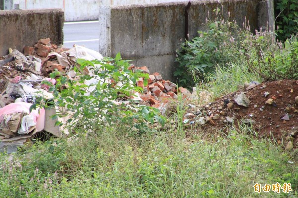 良田上被傾倒大量建築廢棄物，已無法耕種。（資料照，記者吳政峰攝）