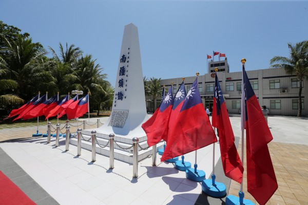 陸委會今天表示，中華民國對太平島已長期實質有效治理與管轄，圖為太平島指揮部外「南疆鎖鑰」碑。（太平島採訪團提供）