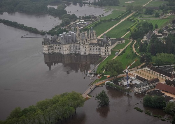 知名景點香柏堡（Chateau de Chambord）也泡在水中。（法新社）