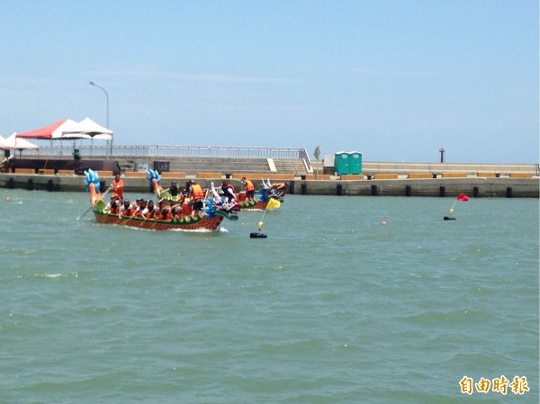 海上賽龍舟，場面熱鬧（記者邱奕統攝）