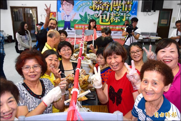 大同社區發展協會準備霸王級肉粽，立委趙正宇表示，這顆肉粽重達十台斤。（記者鄭淑婷攝）