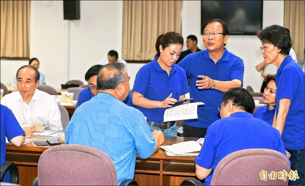 立法院國民黨團日舉行黨團大會，國民黨團書記長林德福（右二）與多位黨籍立委都穿上藍色戰袍，立委王金平（左一）穿著白襯衫，沒穿藍色戰袍。（記者廖振輝攝）