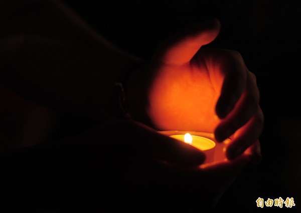 紀念六四晚會，參加民眾點燃燭光為六四受難者祈福。（記者王藝菘攝）