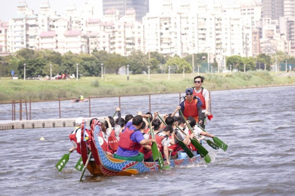 時代力量今年參與龍舟賽，預計將由黃國昌擔任奪標手、林昶佐負責擊鼓帶領節奏，高潞．以用及徐永明等擔任划槳手。（圖擷取自時代力量臉書）