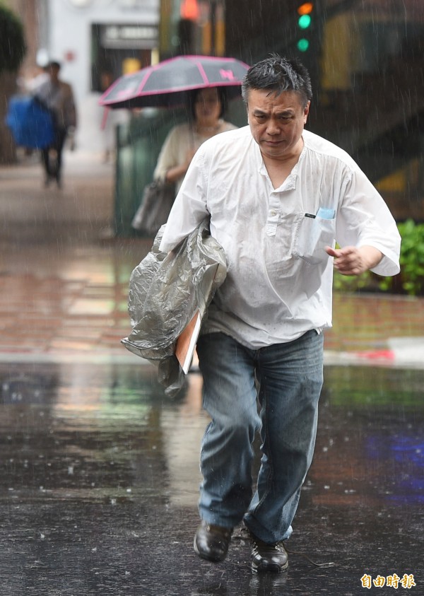 明（5）日受到鋒面影響，各地會出現一陣陣的雷雨或陣雨。（資料照，記者張嘉明攝）