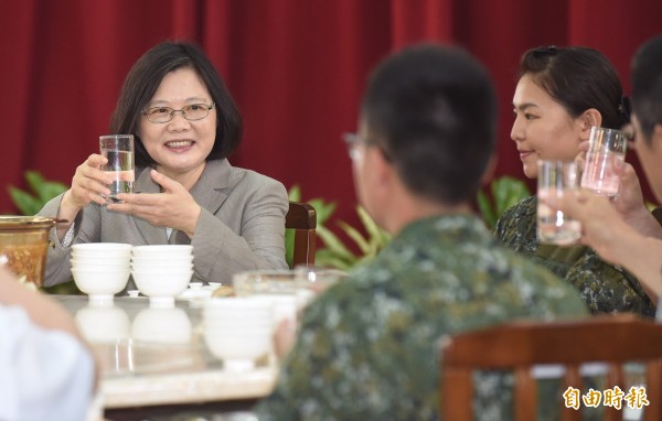 總統蔡英文前往陸軍金六結營區視察訓練情形，並於官兵一同用餐。（記者劉信德攝）