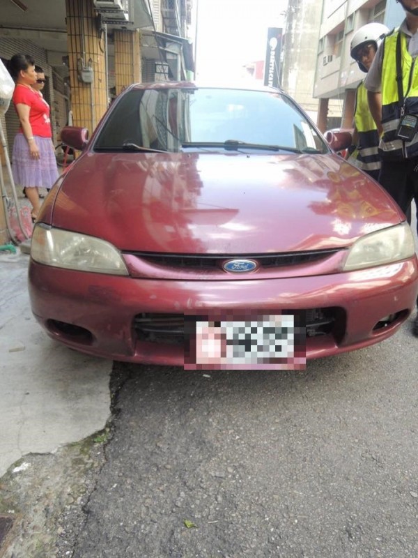 一名車主將車子停在兩戶門宅之間，而且要出國10天，造成居民困擾。（圖片取自「爆料公社」）