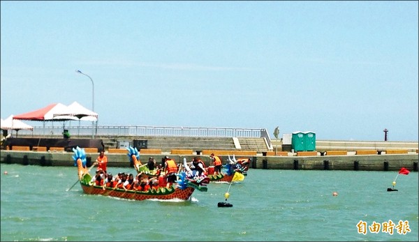 暌違30年的「大園海上龍舟競賽」昨天在竹圍漁港恢復舉辦，共有57隊參賽。（記者邱奕統攝）