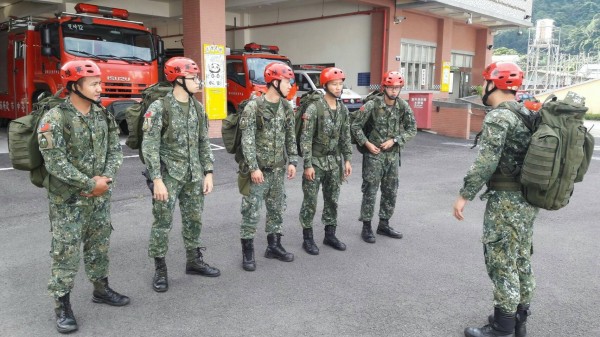 軍方出動人員準備到大雪山搜救失聯民眾。（圖：國防部提供）。