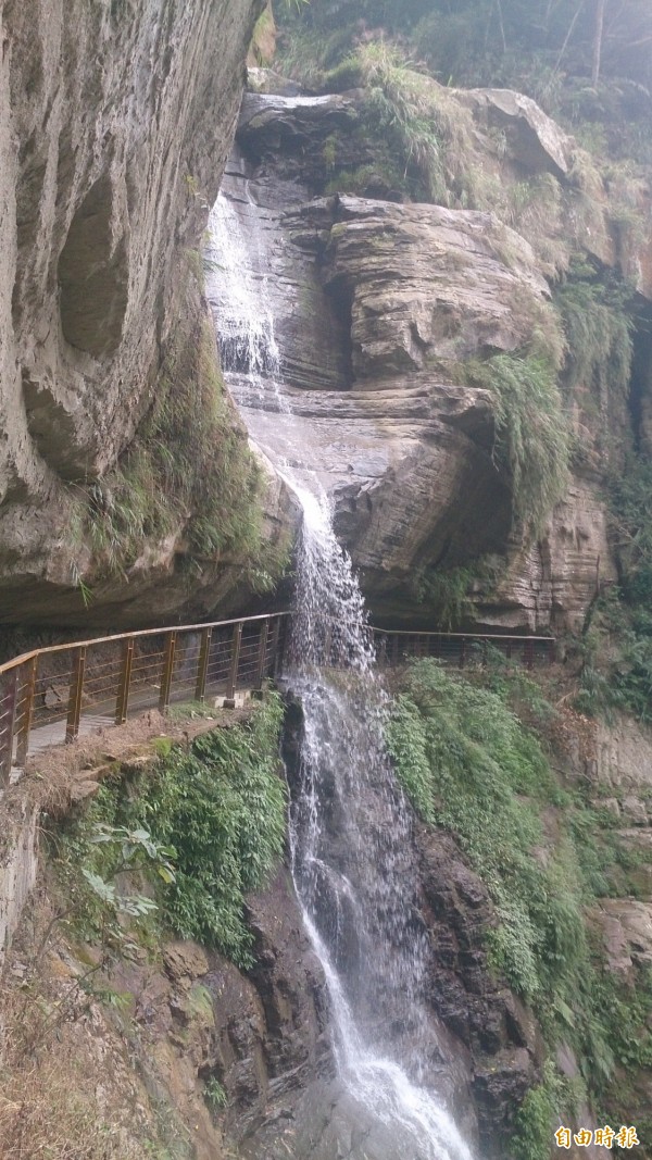 龍宮瀑布景色優美，但要涉溪而過，雨季期間常傳出遊客受困事件。（記者余雪蘭攝）