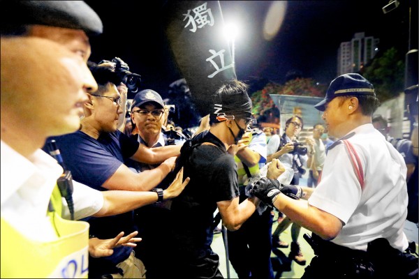 香港「港人為本」意識近年抬頭，昨晚在維園晚會現場，有民眾衝上台高呼「香港獨立」，與警方發生衝突。（路透）