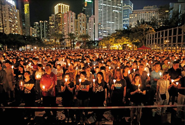 香港支聯會自六四事件後，每年舉辦「維園六四燭光晚會」，主辦單位宣稱今年有十二．五萬人響應。（美聯社）