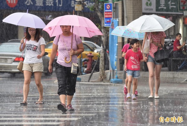 氣象局晚間宣布8縣市大雨特報。（記者劉信德攝）