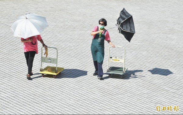 連日高溫後，今起變天。（資料照，記者劉信德攝）