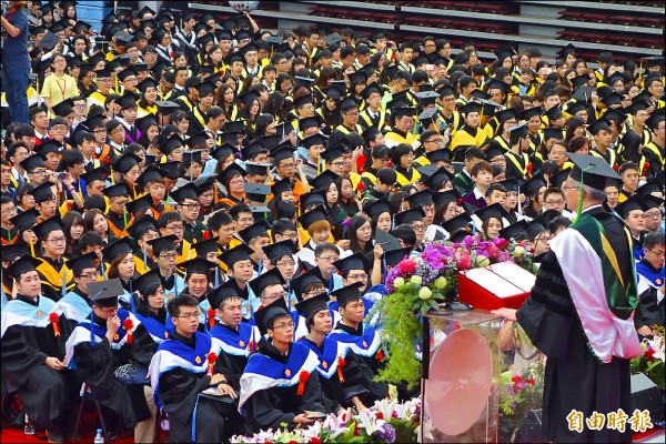 台灣大學昨舉辦畢業典禮，9700多人齊聚撥穗。（記者吳柏軒攝）