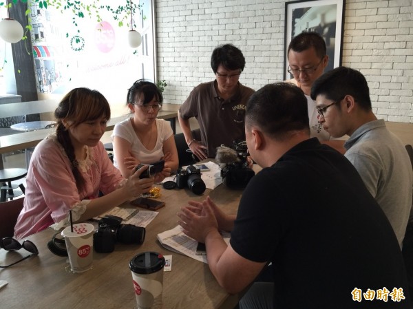 華山基金會翁姓前員工（右前著黑T恤者）今天近午受訪，指林姓女前站長涉用往生個案，捏造訪視紀錄，對外勸募及領取該會獎金，而總會吳姓女高級主管涉操作壓案，全案疑有詐欺、侵占之嫌，檢調應調查釐清。（記者陳璟民攝）