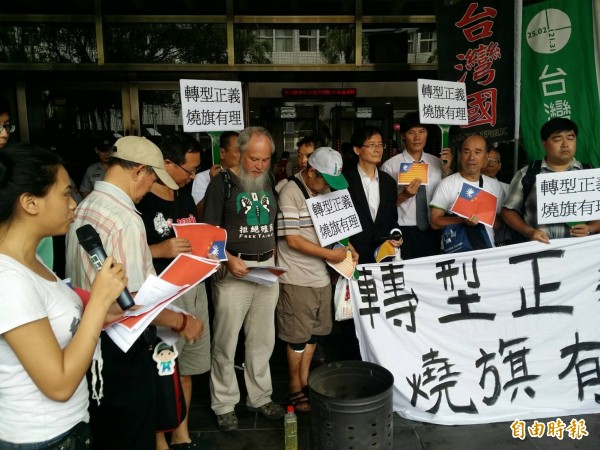 聲援陳儀庭,主持人陳妙婷被依違反秩序逮回中正一分局。(記者溫于德攝) 聲援陳儀庭,主持人陳妙婷被依違反秩序逮回中正一分局。(記者溫于德攝)